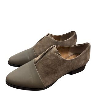 Tahari Lucy Suede Leather cap toe loafers in Winter Taupe Size 9.5